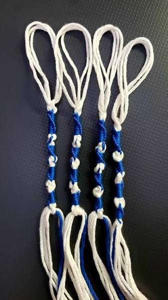 Detalle de los nudos del tzitzit
