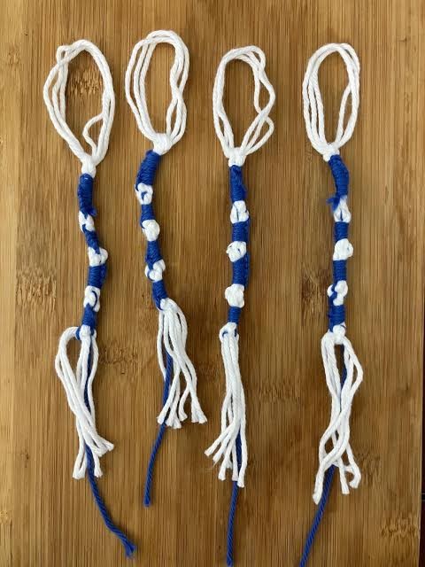Cuatro tzitzit con el cordón azul de tekhelet