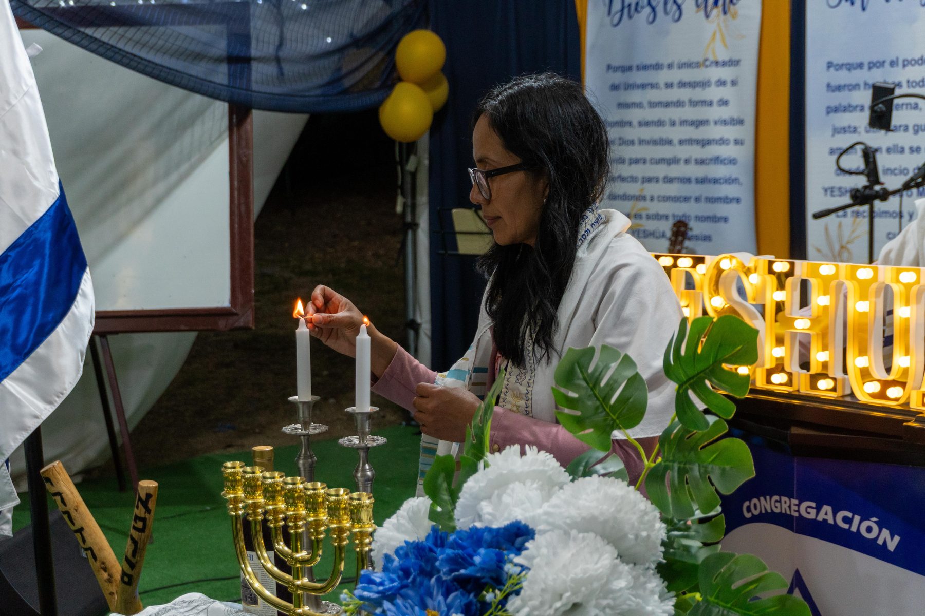 Encendido de las velas al comenzar el Shabbat